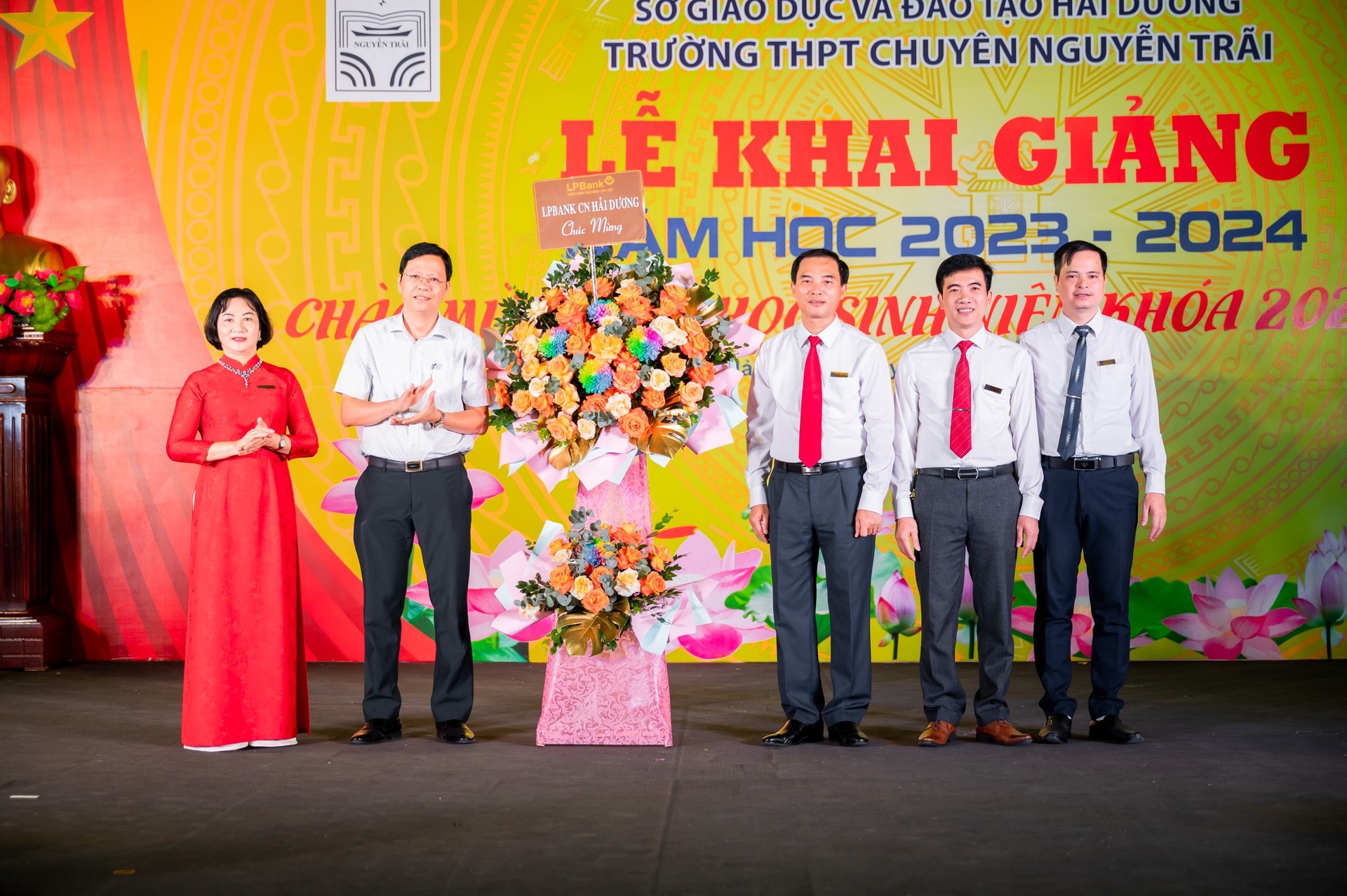 Nhấn để phóng to